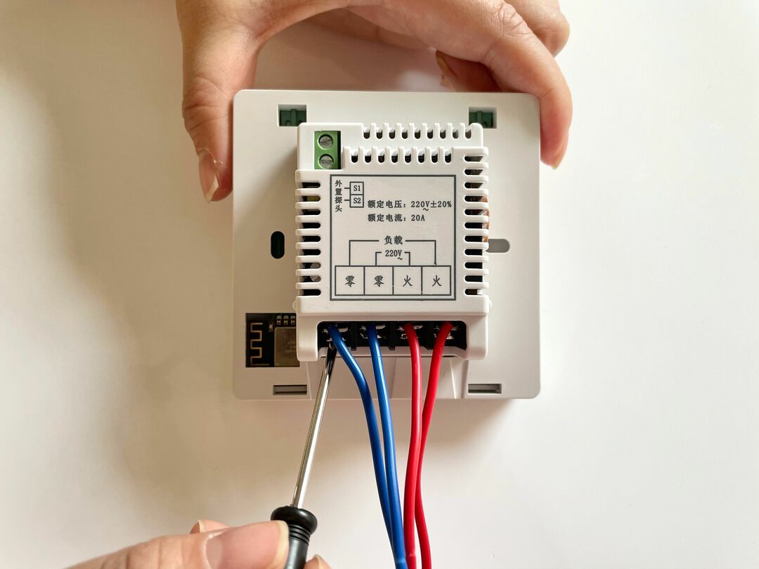 零火线) 接线完成后再按下图步骤将温控器装入86盒,即为安装完成 配